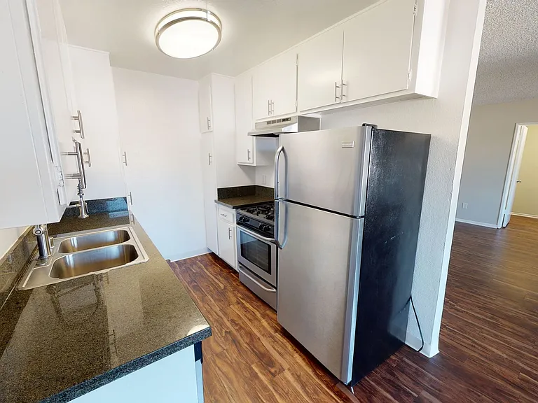 Royal Terrace Apartments — Photo 12