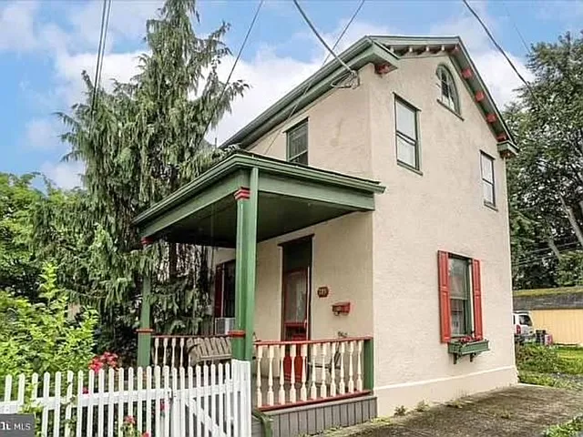 309 W Locust St photo 1