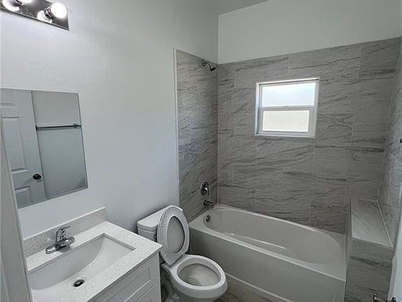 5th image of 238 E Canal Way NE