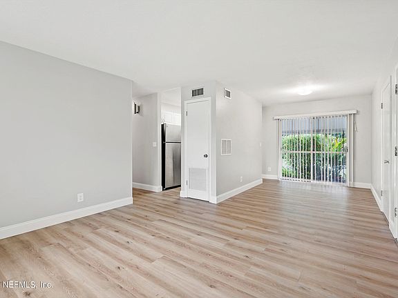 4th image of 7627 Hillside Dr