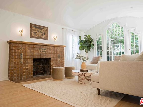 5th image of 935 Venezia Ave