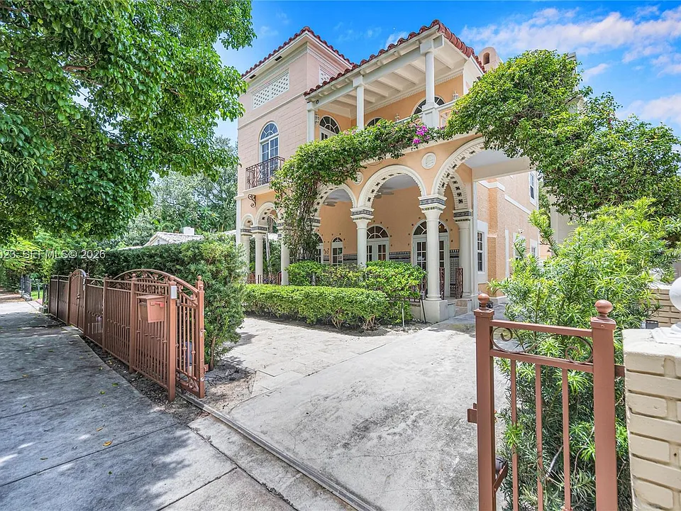 30 NE 44th St