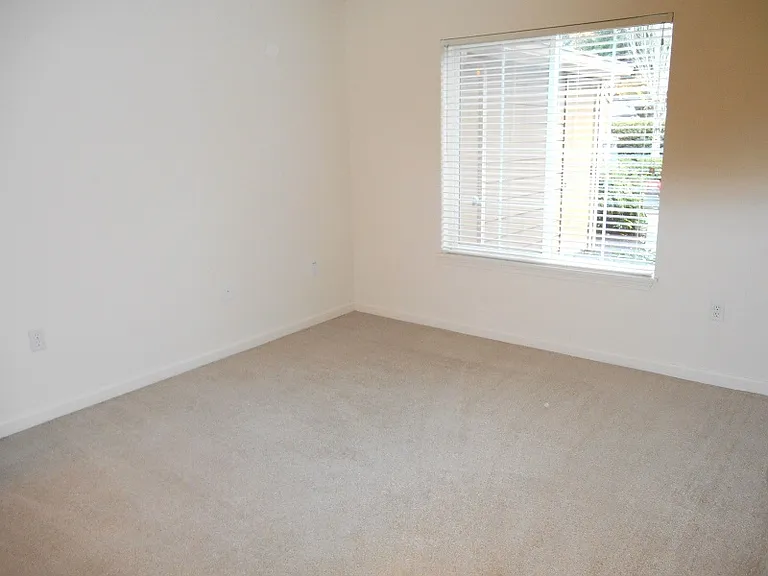 Oak Tree Apartments — Photo 29