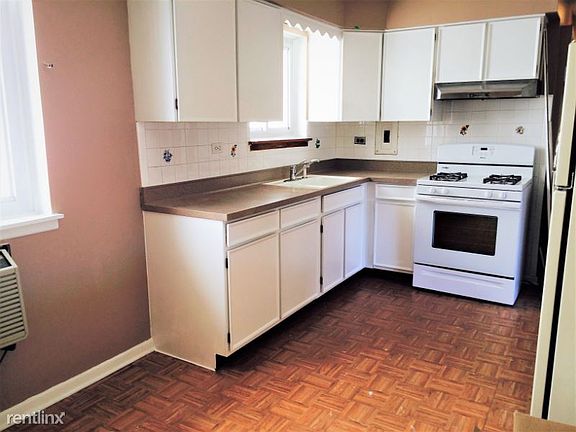 3rd image of 6830 N Ozark Ave APT 2C