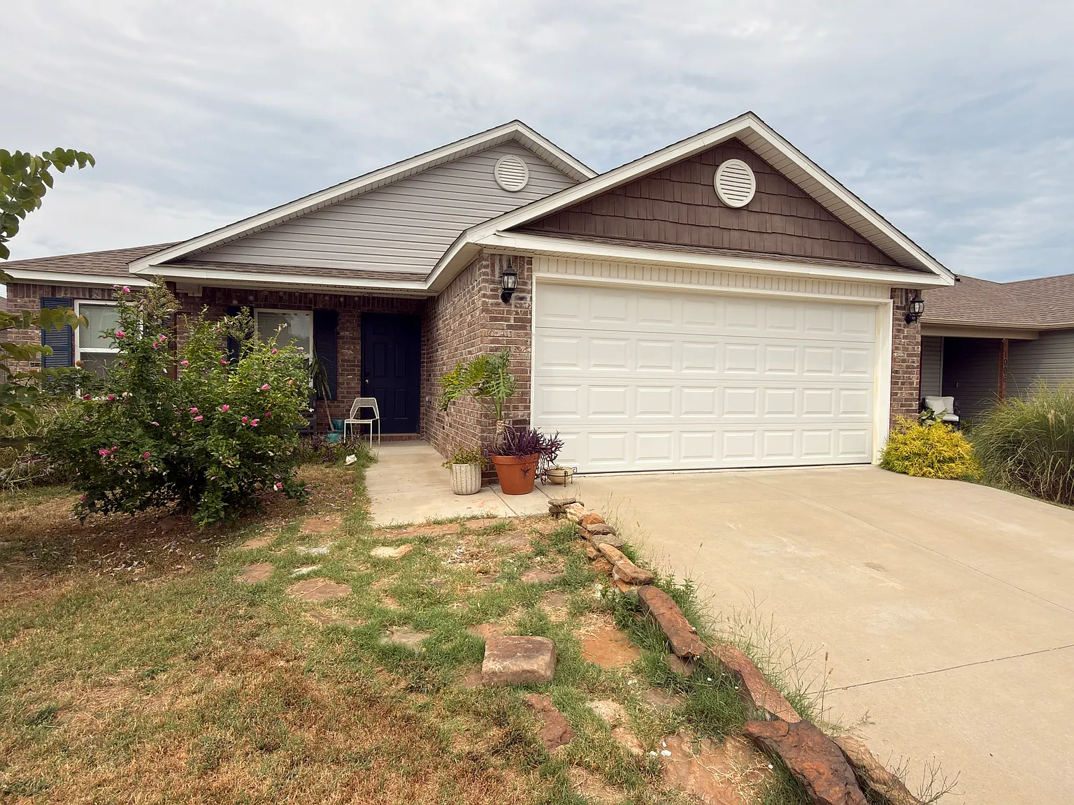 3 bed, 1337 sqft, $1,900 — Photo 1