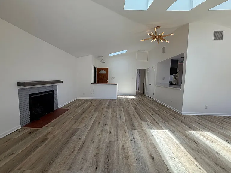 3112 S La Salle Ave — Photo 2