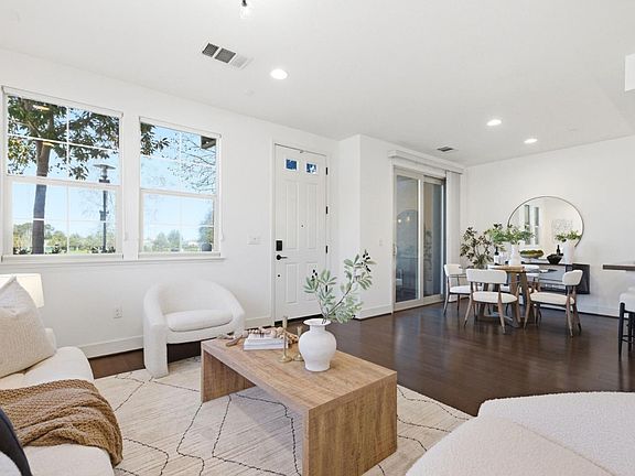 5th image of 406 E 28th Ave