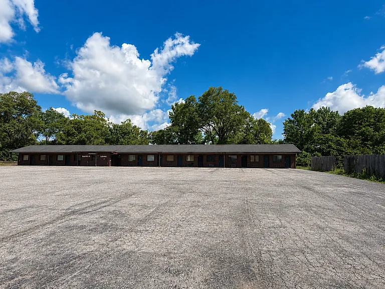 115 E Valley View Dr — Photo 1