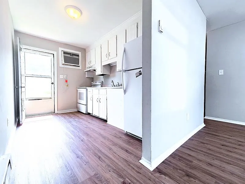2 bed, 1.0 bath, $800 — Photo 2