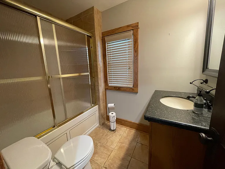 Full bath (2nd floor)