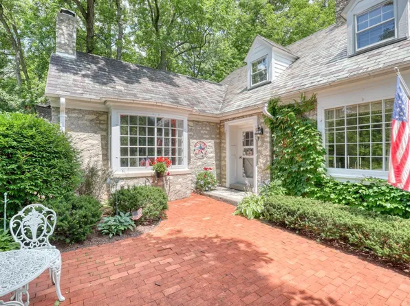 1060 Circle DRIVE, Elm Grove, WI 53122