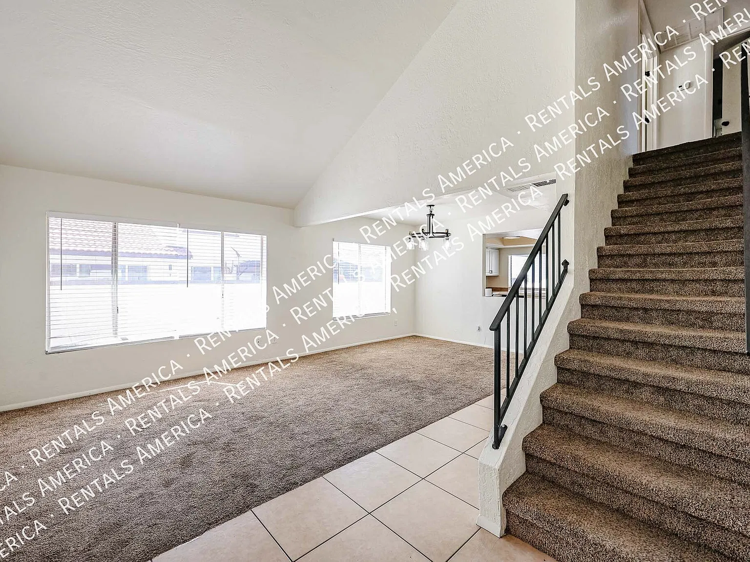 Spacious 4-Bedroom Townhome 2-Car Garage, Solar system, & Community Am — Photo 4