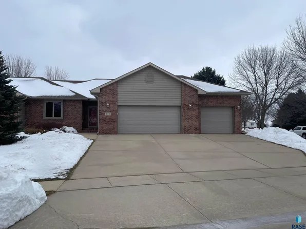 210 E Pinehurst Dr, Sioux Falls, SD 57108