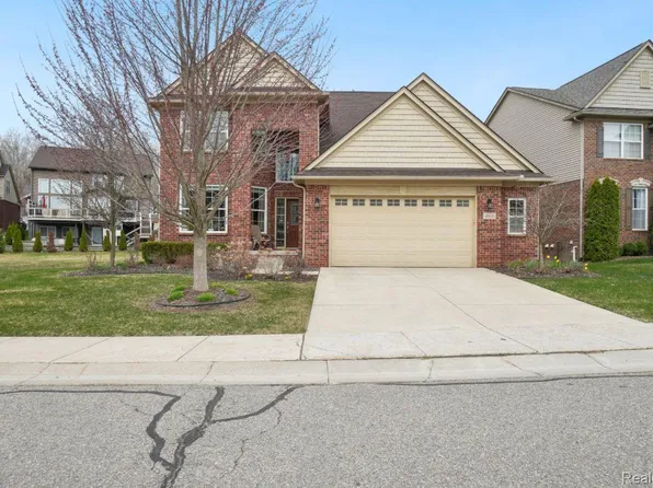 4911 E Stonegate Cir, Lake Orion, MI 48359
