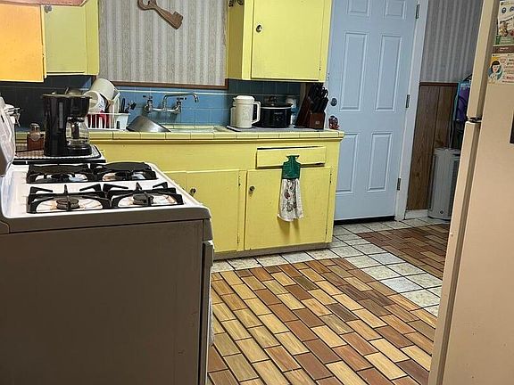 3rd image of 511 VERNE ST