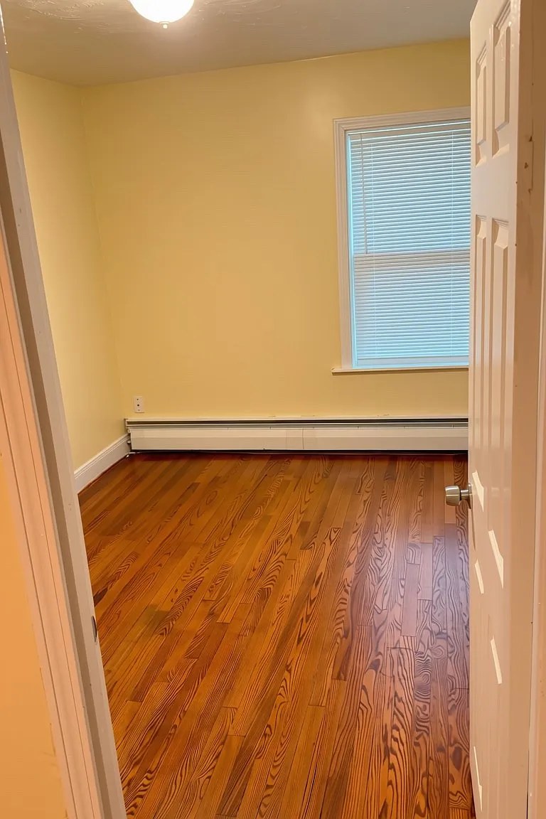 3 bed, 1000 sqft, $1,900 — Photo 4