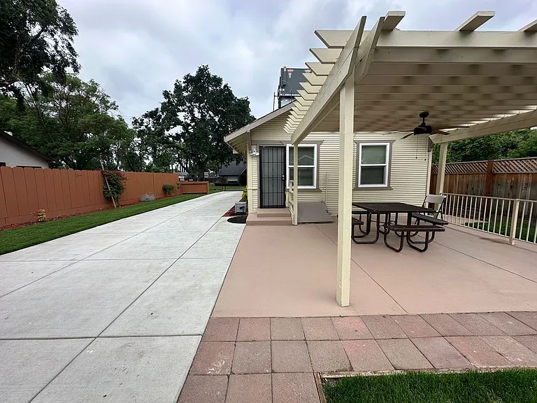 210 Las Flores Ave — Photo 22