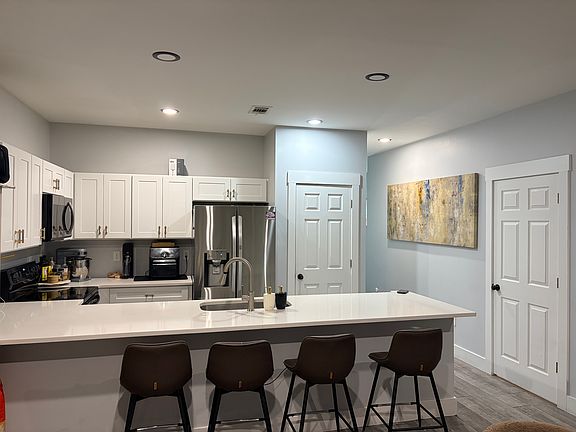 3rd image of 165 N Holiday Rd #1