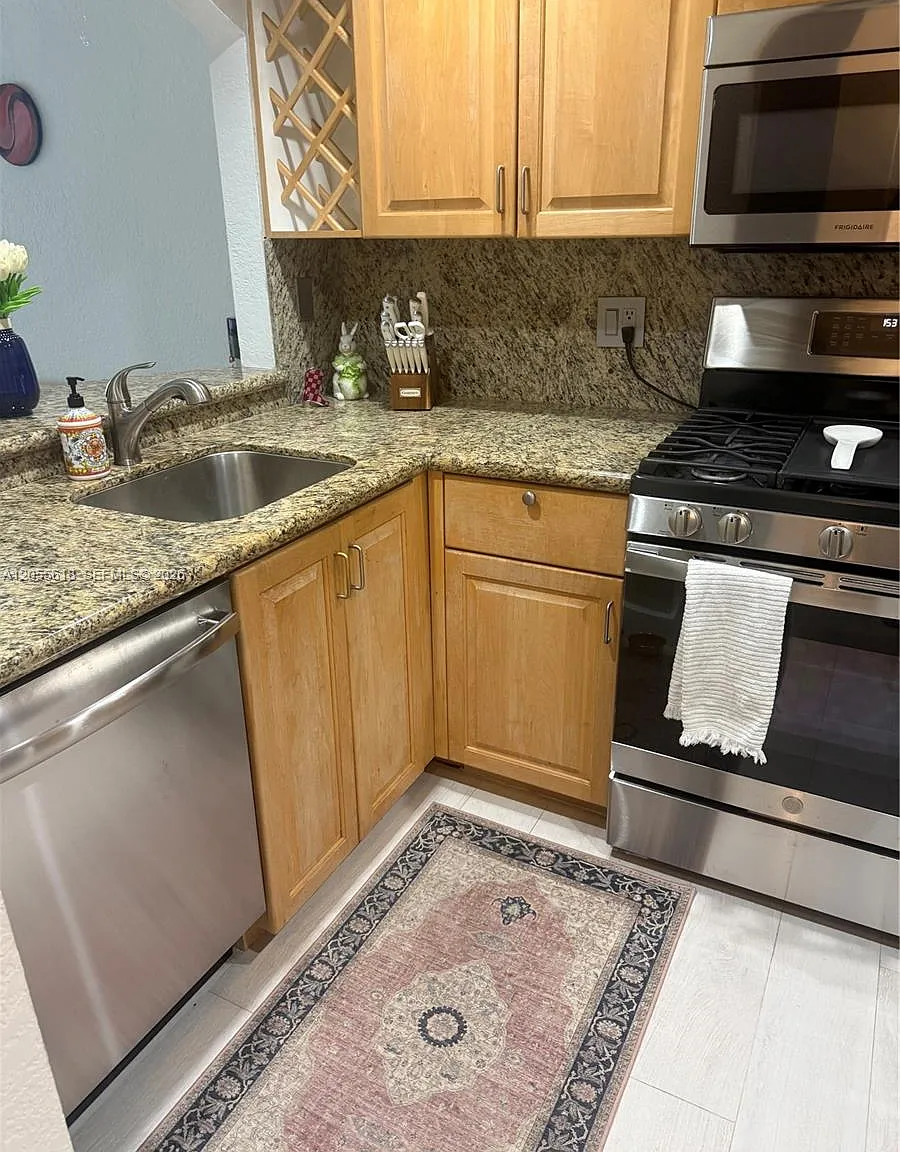 Villas Of Pinecrest Condo — Photo 1