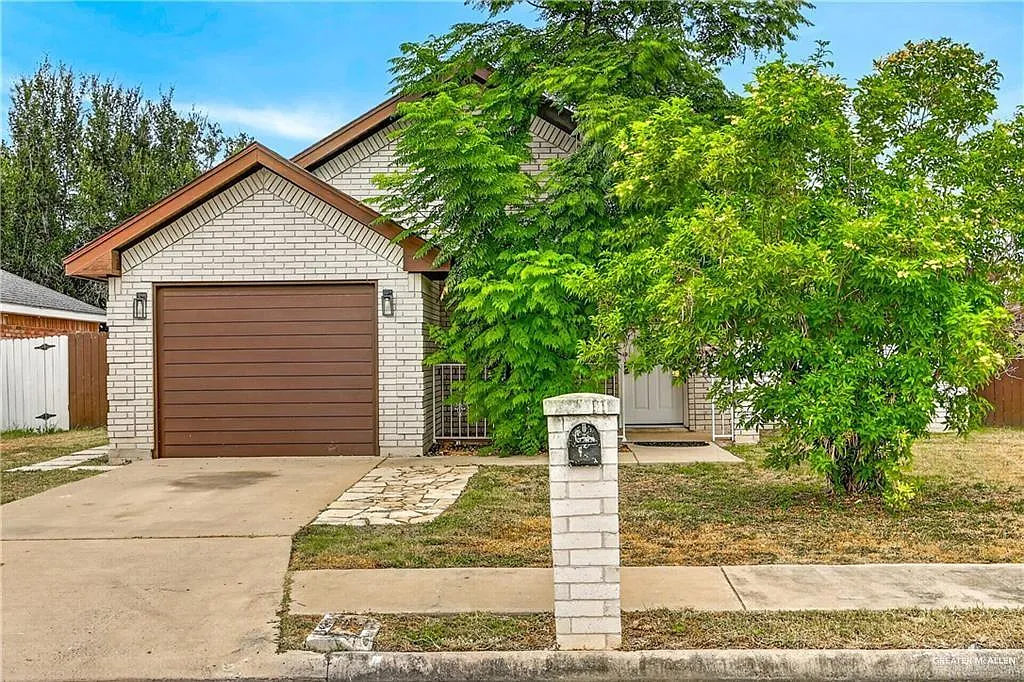 4 bed, 3.0 bath, 1446 sqft, $1,900 — Photo 1