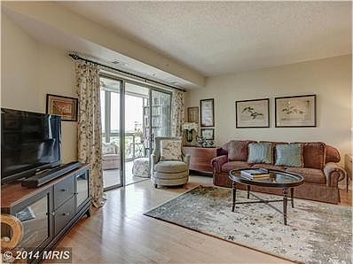 BEAUTIFUL PRISTINE HARDWOOD FLOORS