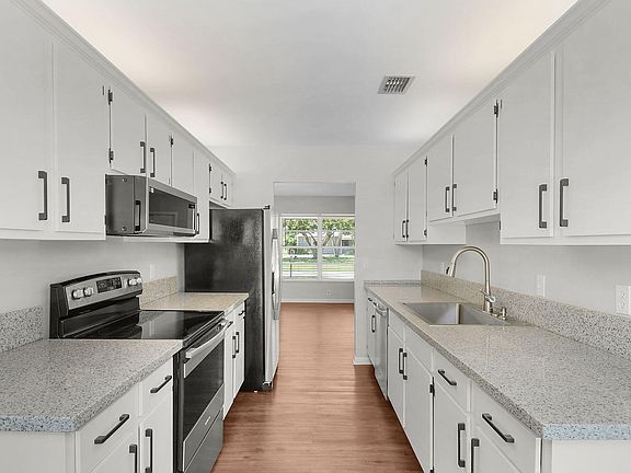5th image of 9040 SE Hobe Ridge Avenue
