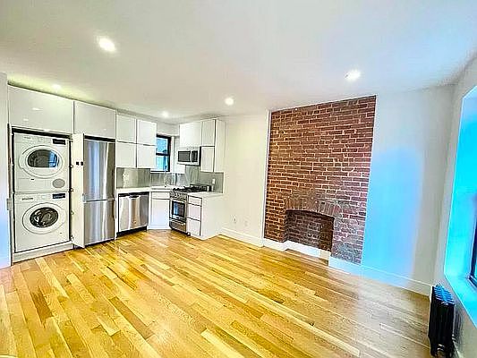 3rd image of 218 W 22nd St #3W