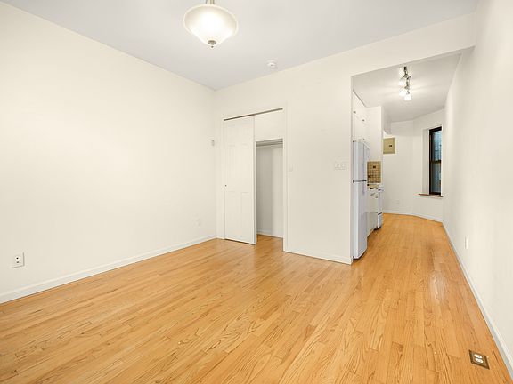 3rd image of 325 E 88th St APT 15