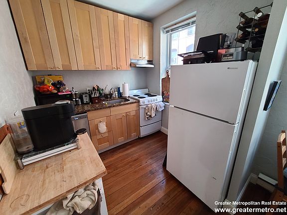 2nd image of 35 Charter St #2