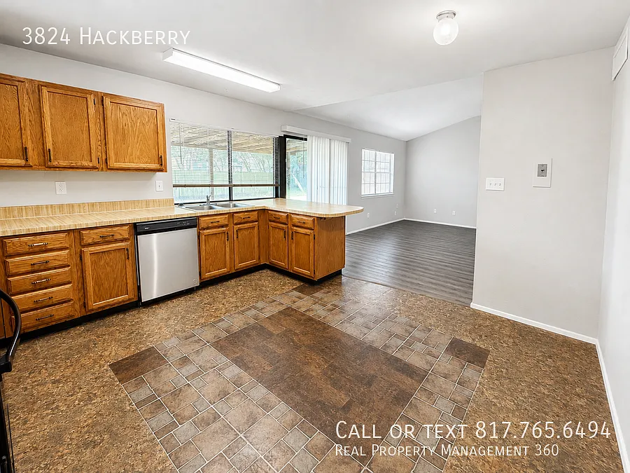 Come see this really nice Bedford home. — Photo 4