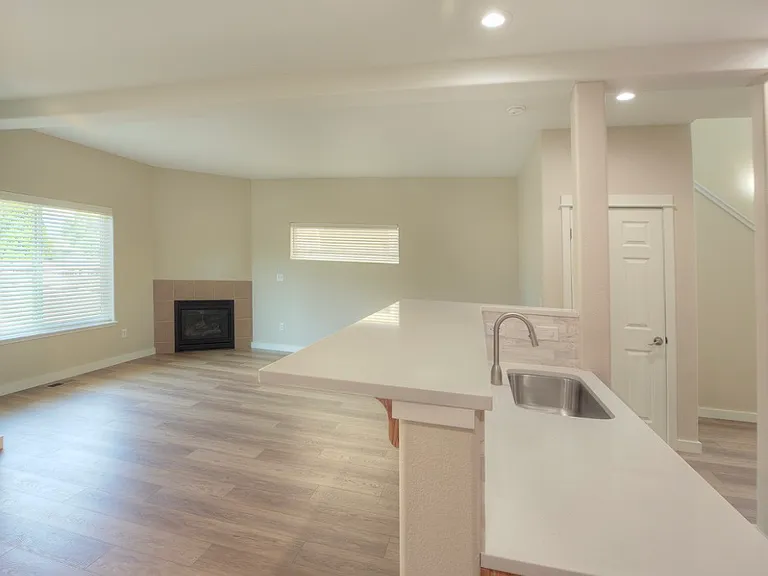 137 SW Cascade Mountain Ct — Photo 5