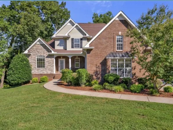 215 Suesand Ct, Pleasant View, TN 37146
