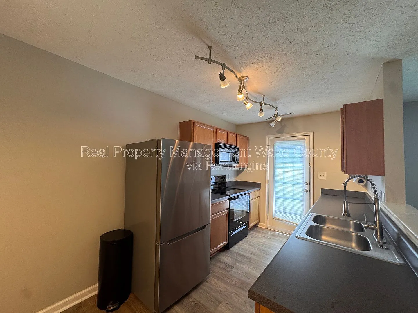 3 bed, 2.5 bath, 1260 sqft, $1,800 — Photo 2