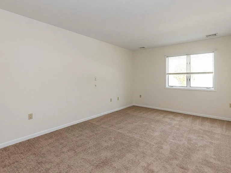 Bedford Lake Apartments — Photo 25