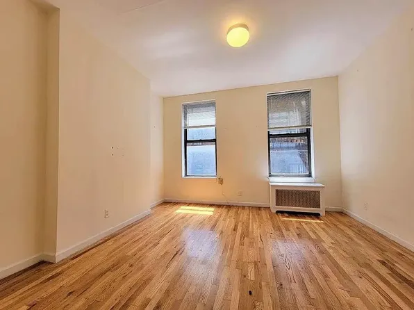 226 E 26th St #2U, New York, NY 10010