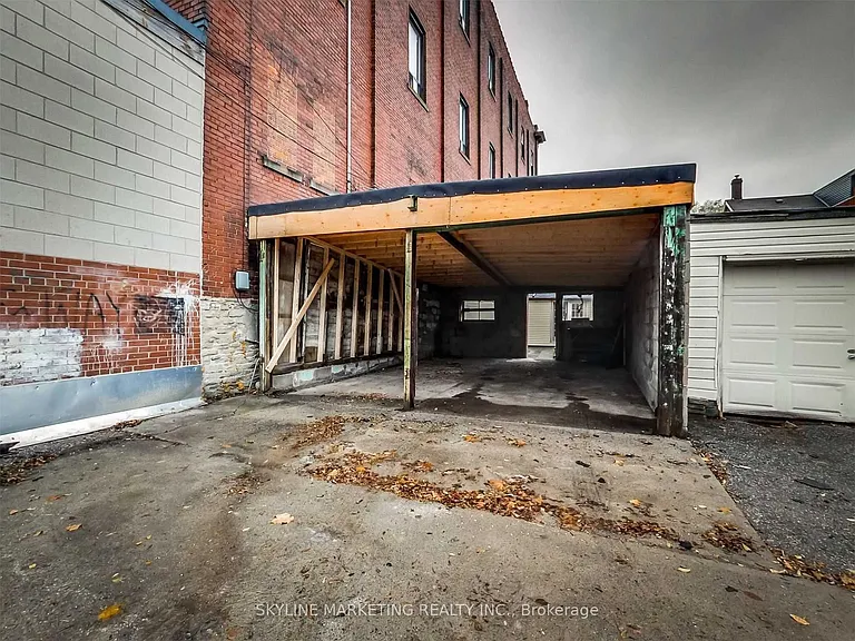 809 Dovercourt Rd #UPPER — Photo 25