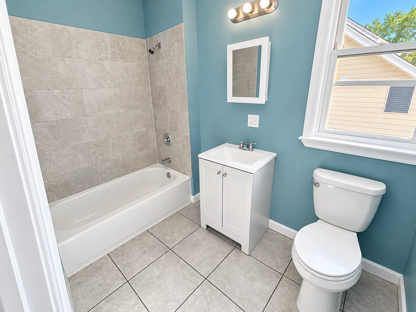 3 bed, 1200 sqft, $2,095 — Photo 3