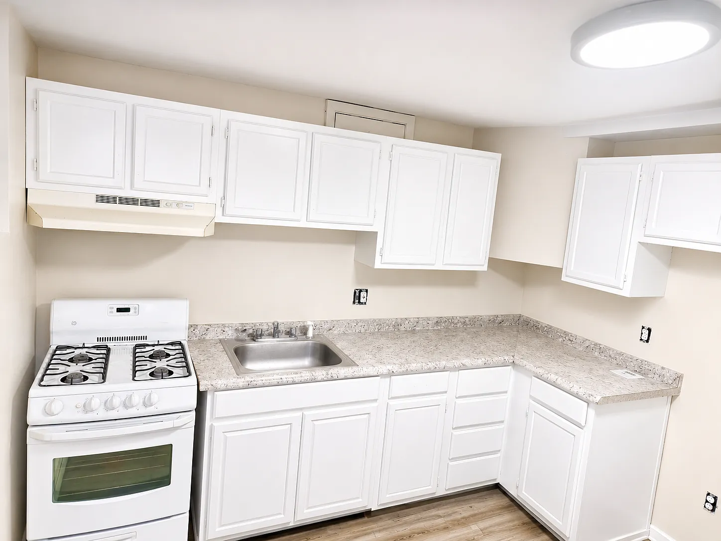 1 bed, 650 sqft, $1,900 — Photo 2