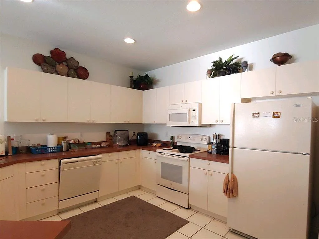 3 bed, 2.0 bath, 1357 sqft, $2,395 — Photo 3