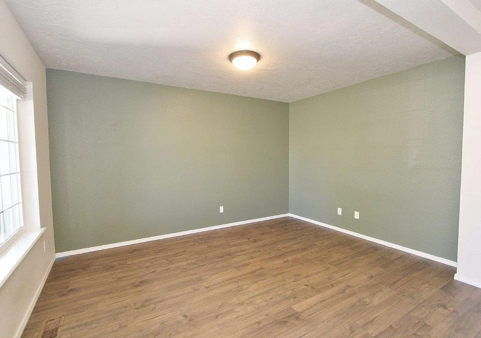 Spacious Home w/Open Floor-Plan — Photo 3