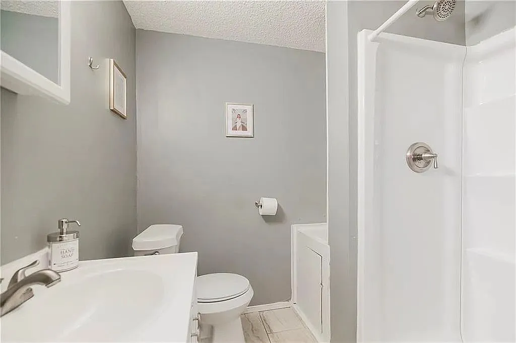3 bed, 1.0 bath, 1000 sqft, $1,600 — Photo 2