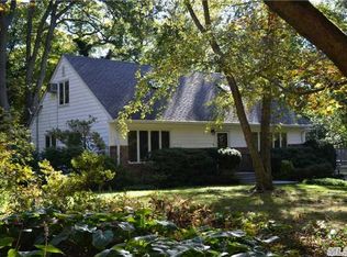 12 W Spring Hollow Rd, Centerport, NY 11721