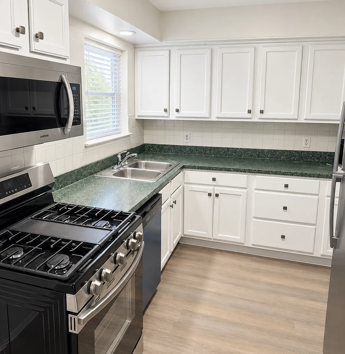 3 bed, 1370 sqft, $2,300 — Photo 4