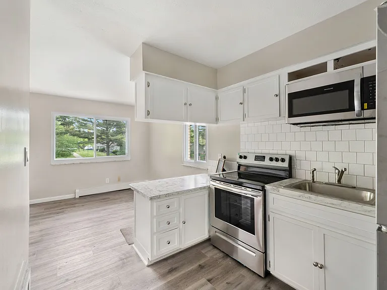 849 E Wilbeth Rd — Photo 4
