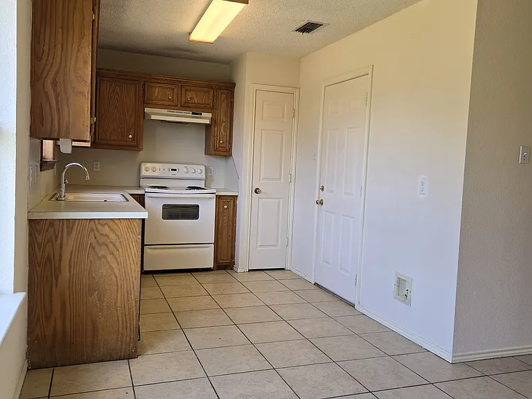 6311 31st St — Photo 3