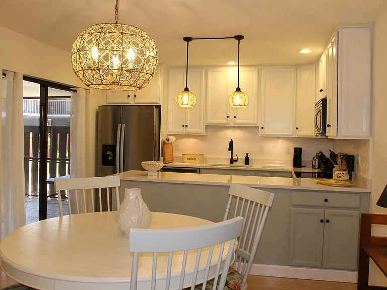 301 SE Castle Ct — Photo 1