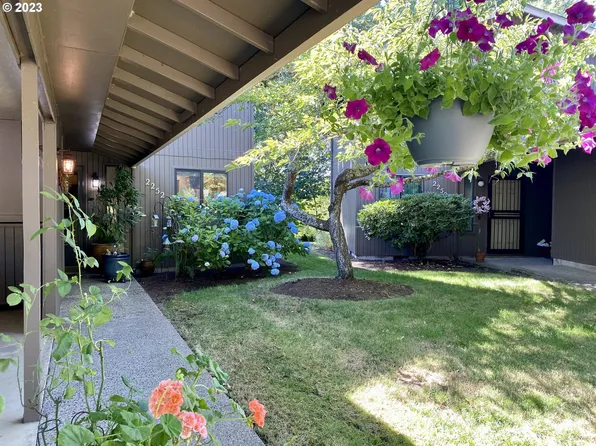 2252 Ridgeway Dr, Eugene, OR 97401
