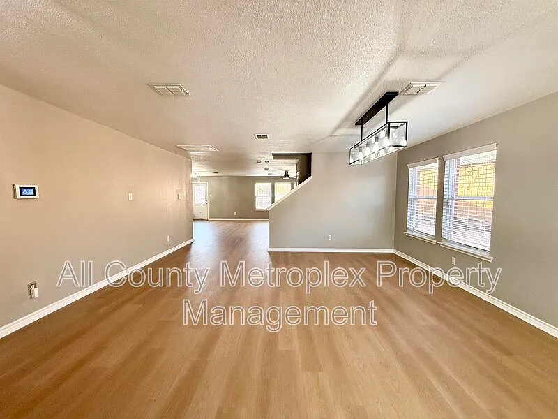 3 bed, 2.5 bath, 2950 sqft, $2,500 — Photo 2