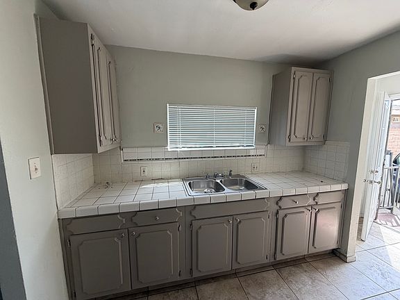 3rd image of 640 W 91st St #Na