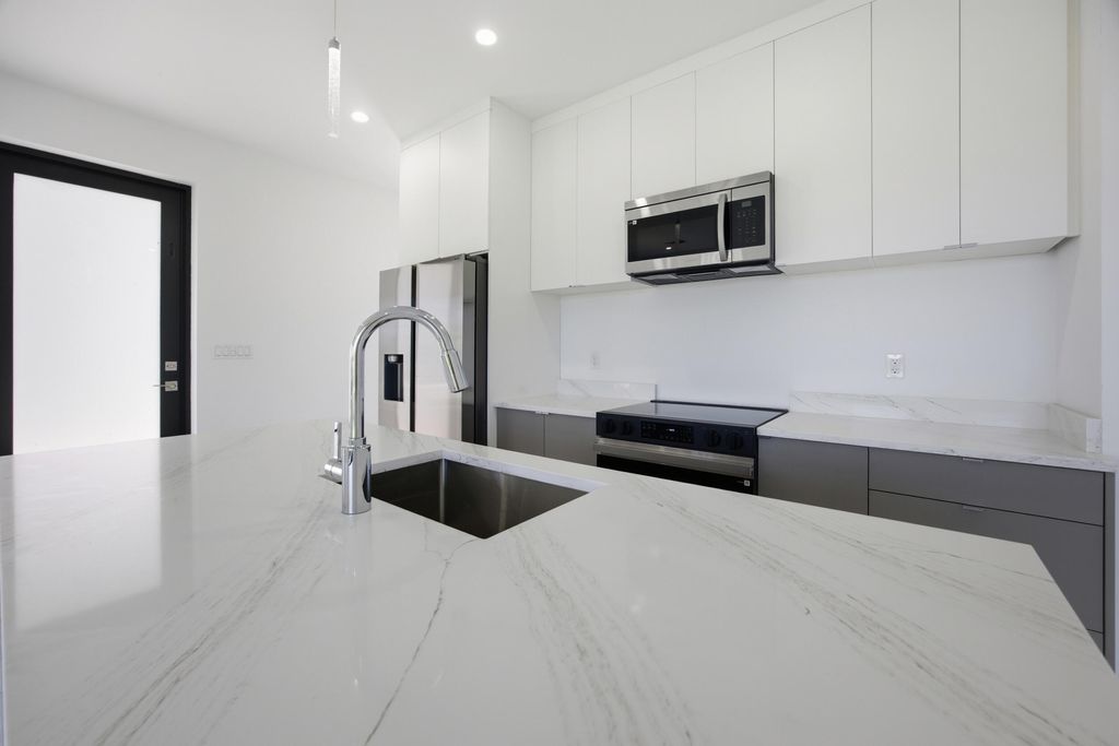 1542 NW 1st Avenue, photo 9